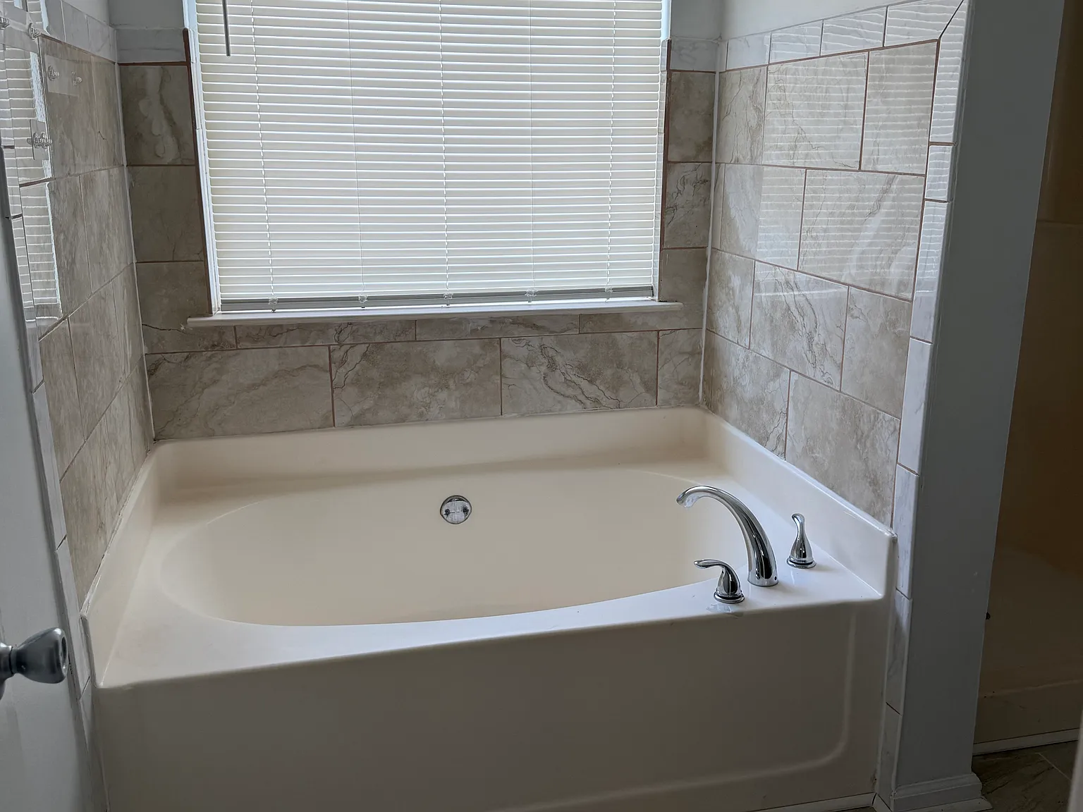 4 bed, 2.5 bath, 1943 sqft, $1,900 — Photo 2