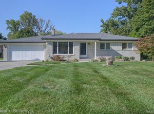 38685 Riverside Dr, Clinton Township, MI 48036
