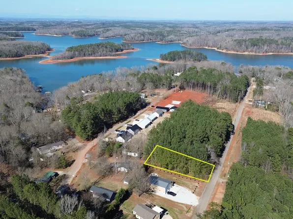 107 Robinhood Rd, Townville, SC 29689