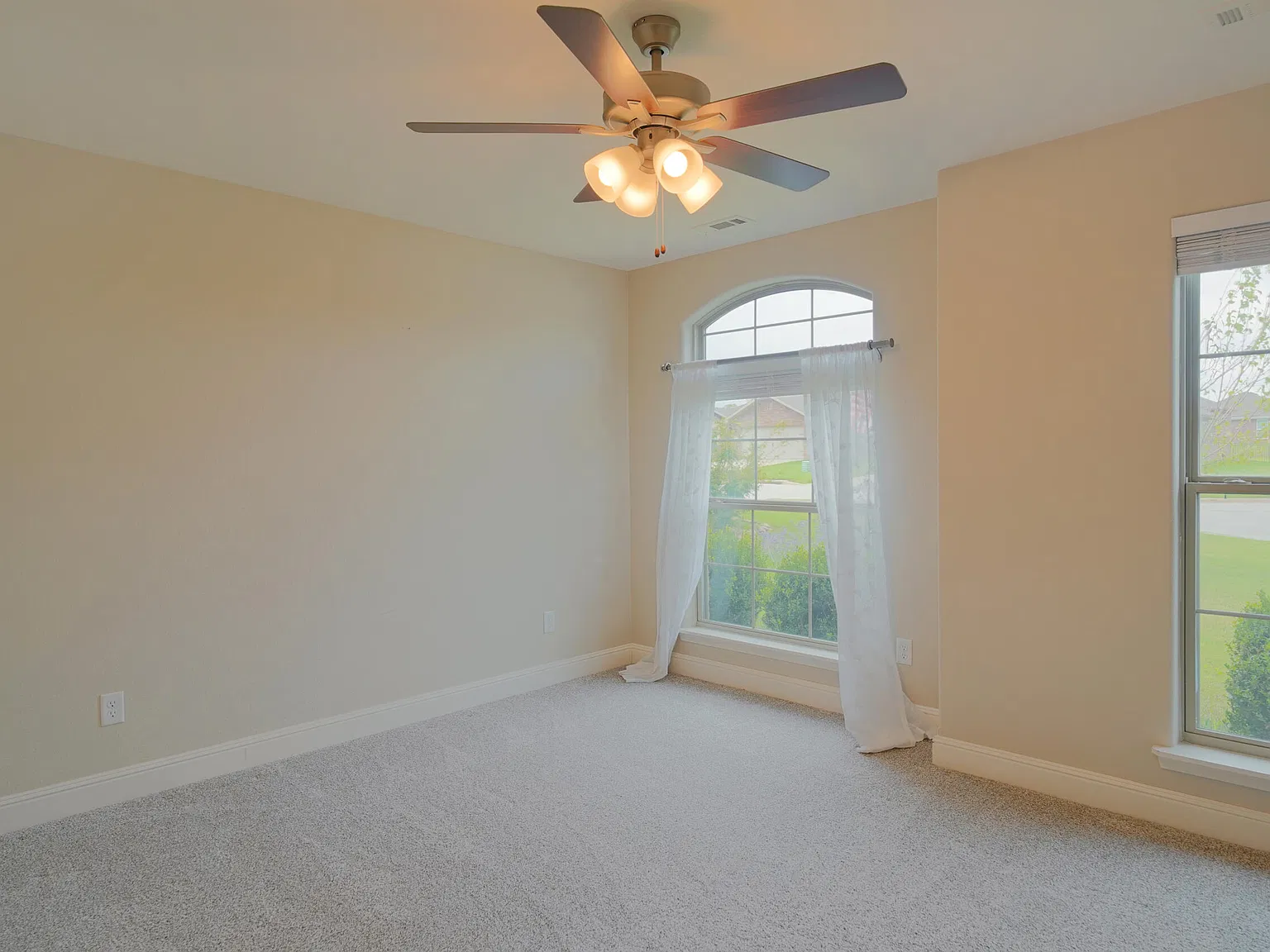 3 bed, 2.0 bath, 1755 sqft, $2,000 — Photo 4