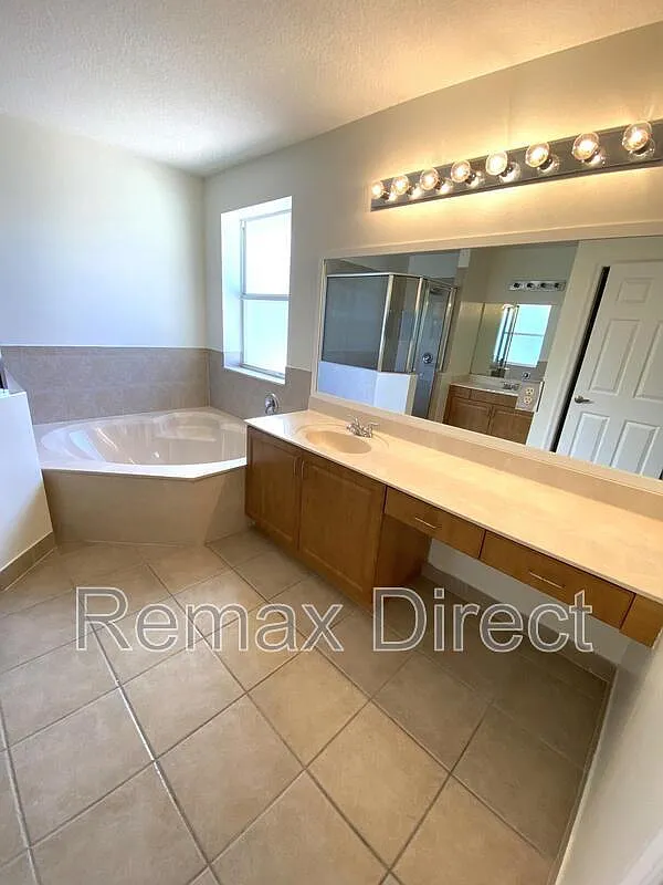 4 bed, 3.0 bath, 2208 sqft, $3,450 — Photo 2