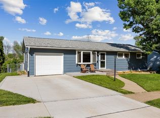 975 Parkview Dr, Marion, IA 52302