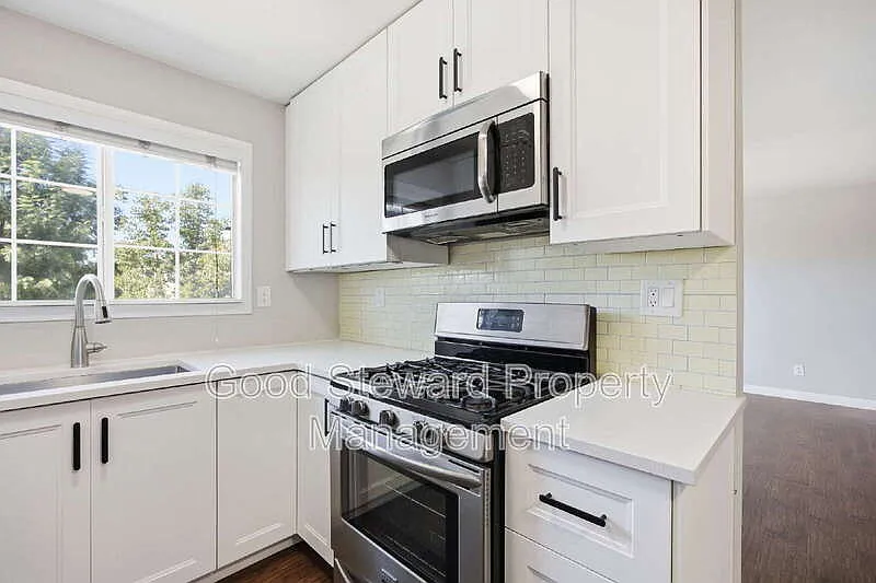 2 bed, 2.0 bath, 917 sqft, $2,800 — Photo 1