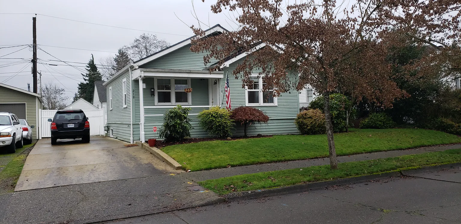 218 I St SE photo 1