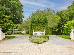 425 Hampton Rd APT 3, Southampton, NY 11968