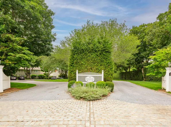 425 Hampton Rd APT 3, Southampton, NY 11968