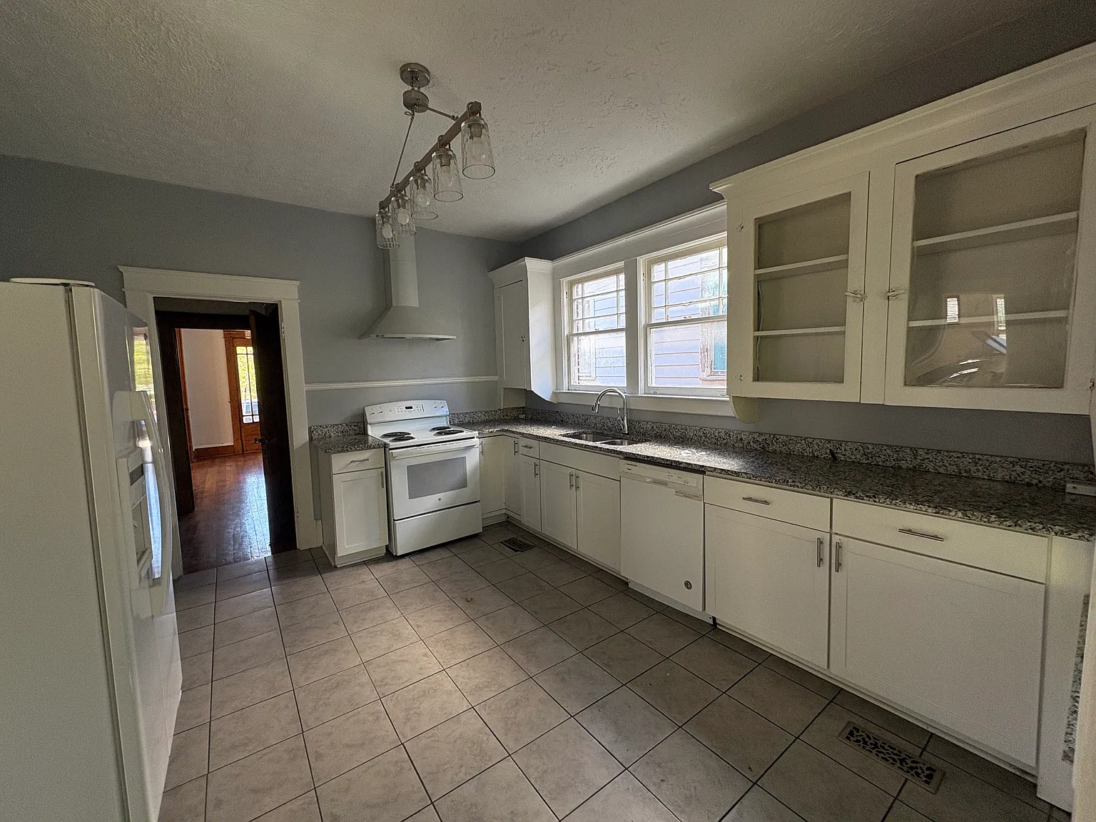 5 bed, $1,900 — Photo 2