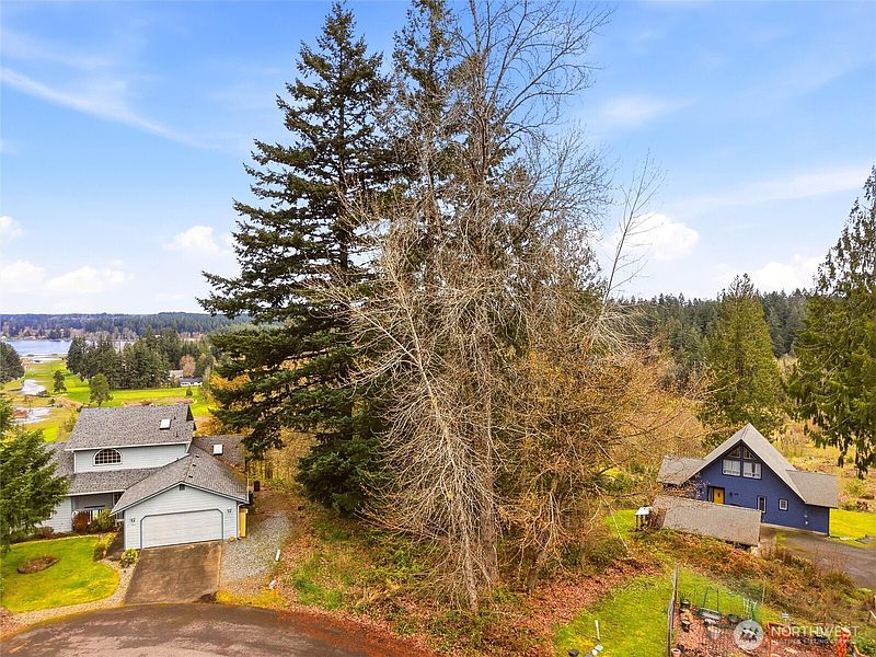 4th image of 2411 Lakeview Court SW