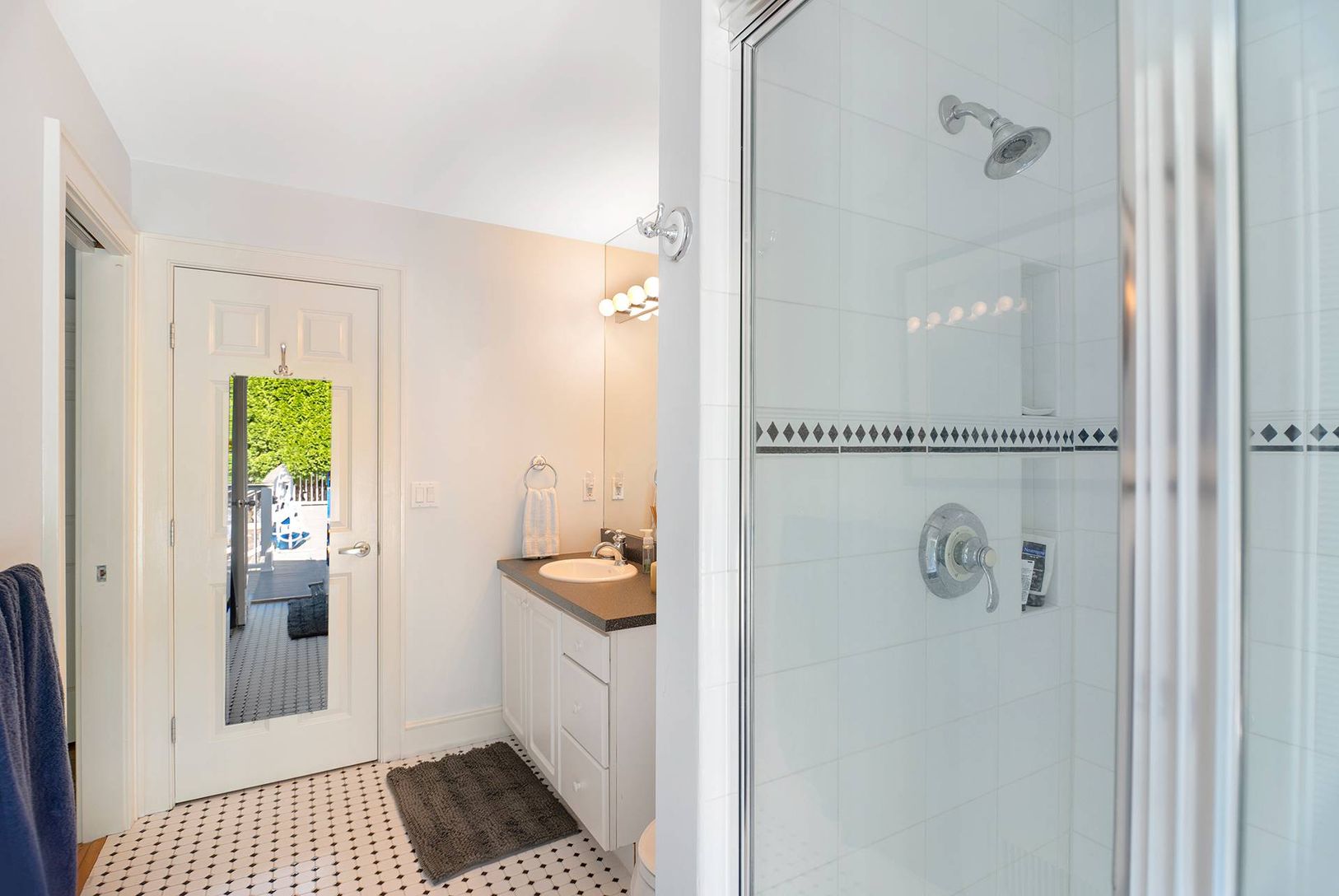  Full Bathroom with 2 Entrances