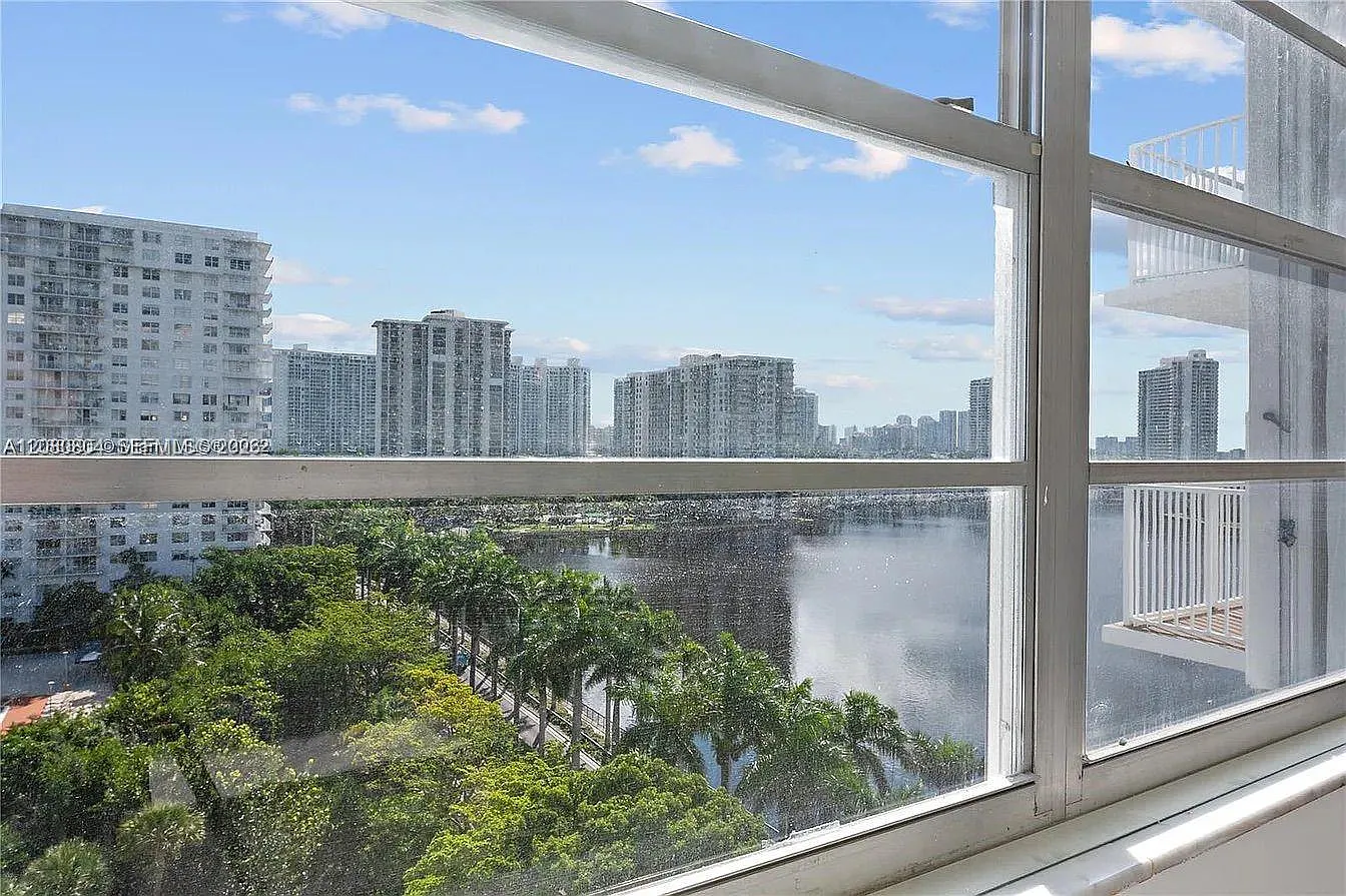 Admirals Port Condo-East — Photo 3
