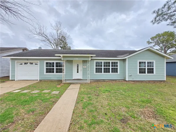 704 Farley St, El Campo, TX 77437