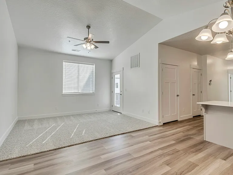 719 N 380 W — Photo 15