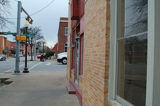4th image of 102 S Dallas St