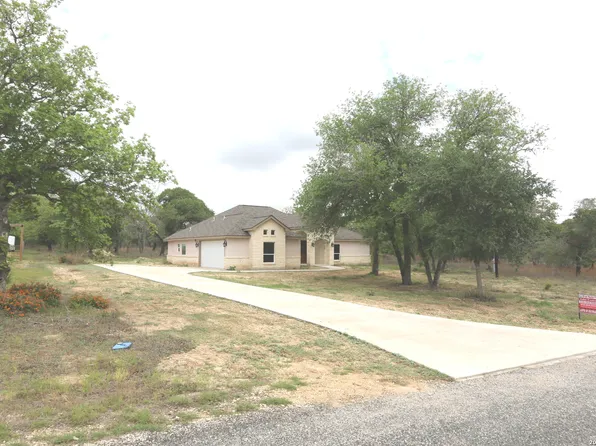 193 Oak Fields Dr, Floresville, TX 78114