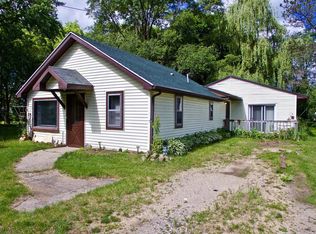 526 S 2nd St, Edmore, MI 48829