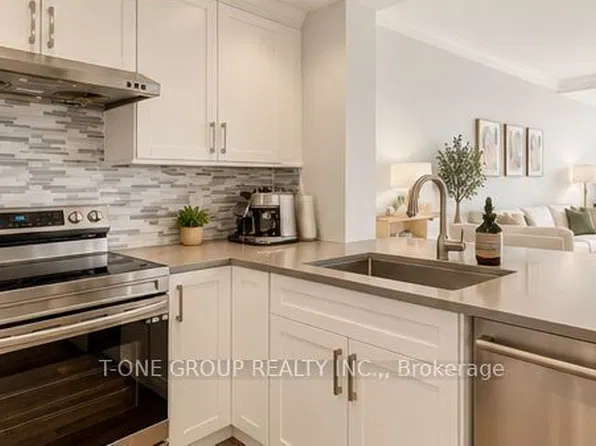 22 Clarissa Dr #Penthouse 6, Richmond Hill, ON L4C 9R6
