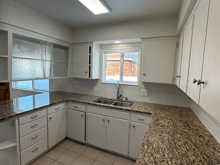 906 E Elm St — Photo 18