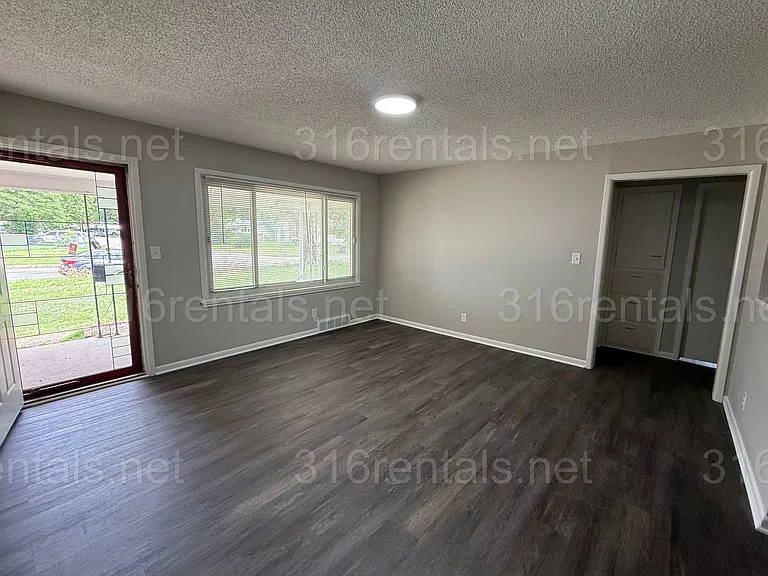 2943 S Volutsia Ave — Photo 4