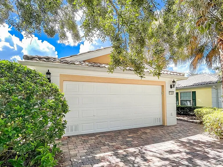 11830 Delfina Ln — Photo 2