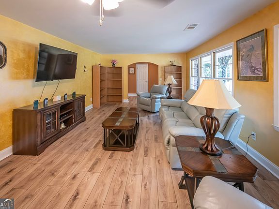 4th image of 211 Bennett Cir
