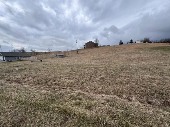 Bridle Dr, Abingdon, VA 24210