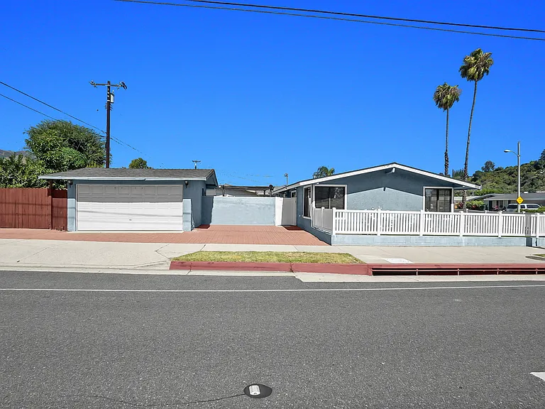 1101 E Lemon Ave — Photo 3
