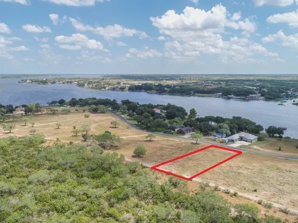 16 Lakeshore Dr, Sandia, TX 78383
