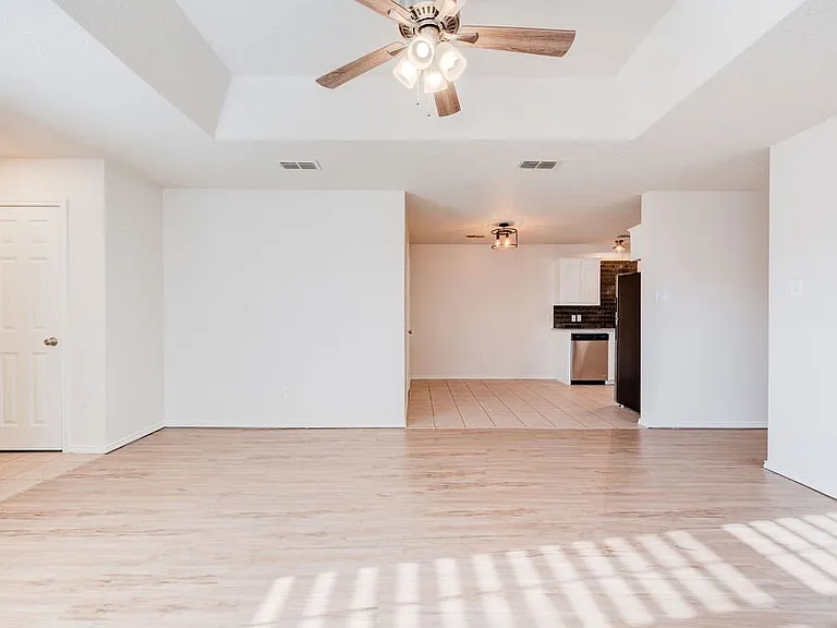 221 Grover Ave — Photo 4