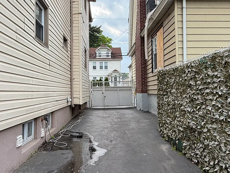 141 Acme St #2 — Photo 22