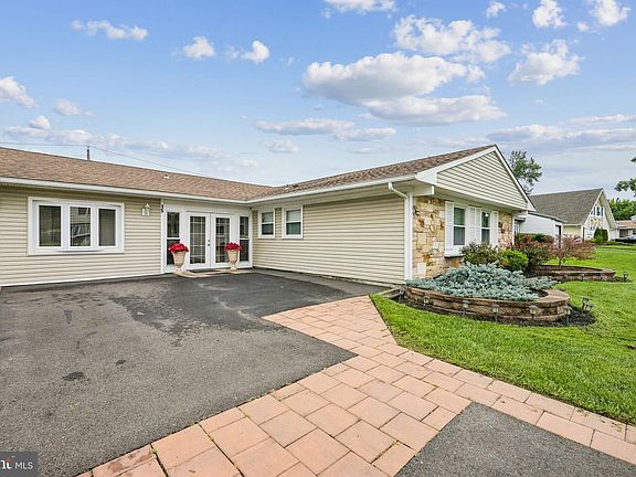 3rd image of 15 Gimble Ln