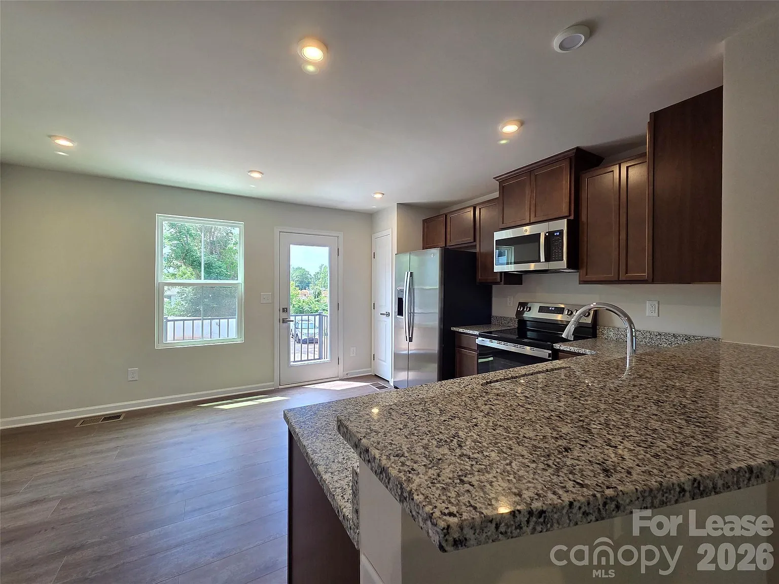 3 bed, 3.5 bath, 1500 sqft, $1,900 — Photo 4