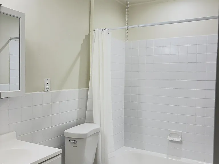 Bright bath with skylight