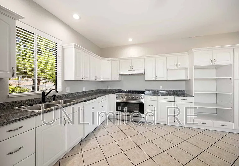 6001 N Tower Ln #A — Photo 8