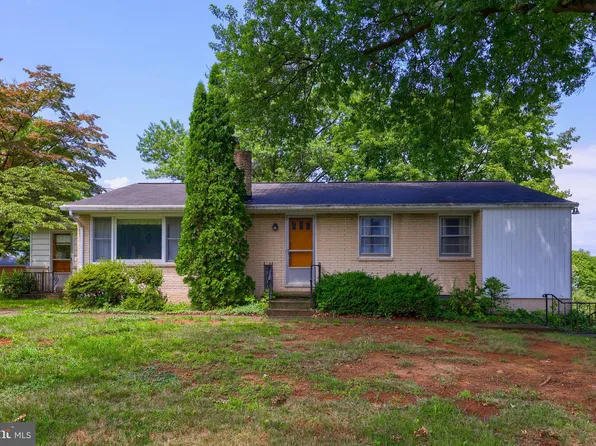 555 Woodland View Dr, York, PA 17406