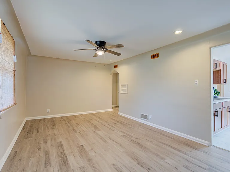 2411 Harris St — Photo 5