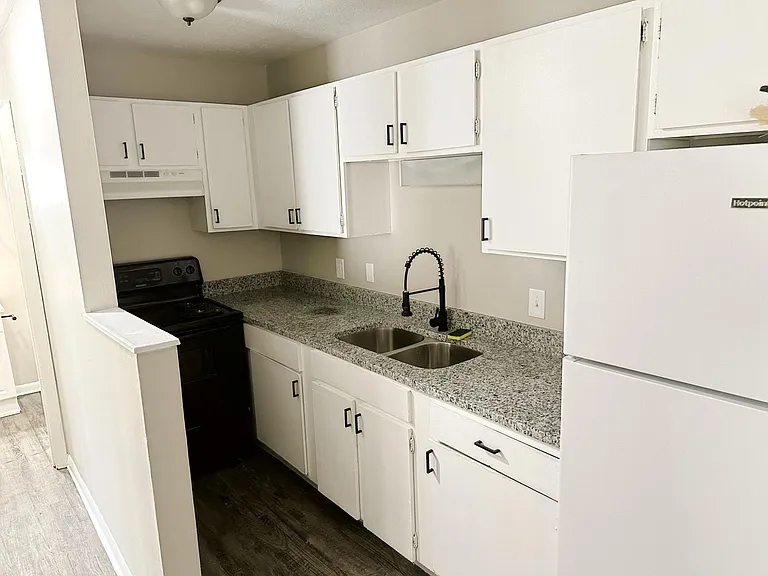 Erica Court Apartments — Photo 6