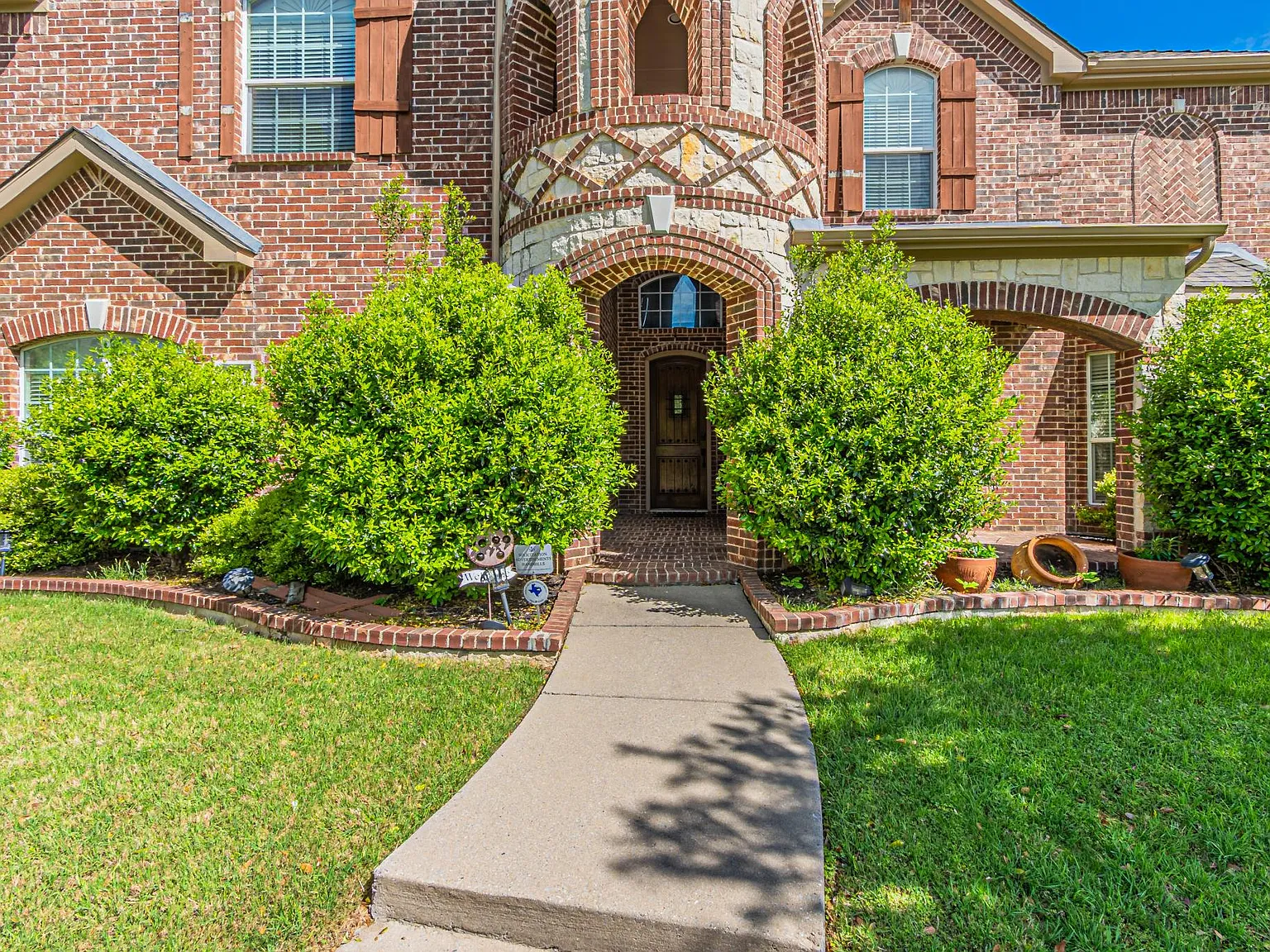6 bed, 4282 sqft, $4,300 — Photo 2