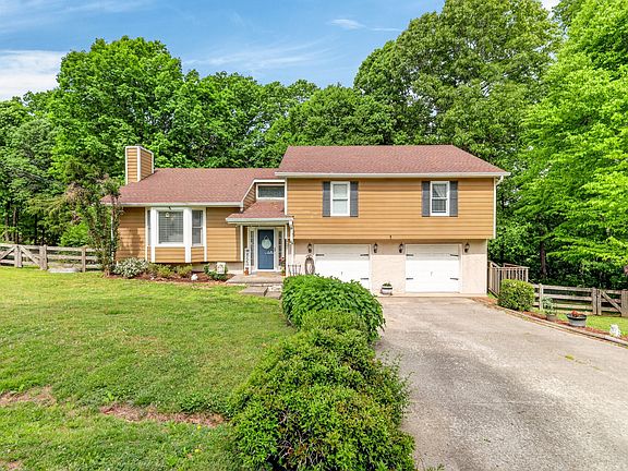 3rd image of 722 Lone Oak Dr