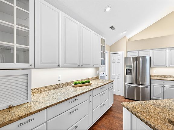 5th image of 1723 Heather Heights Dr
