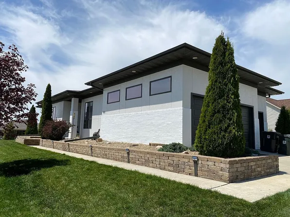 1810 Greenhill Dr, Cedar Falls, IA 50613