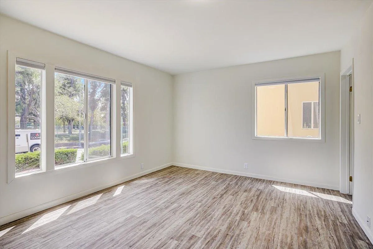 Beverly Blvd Apartments — Photo 3