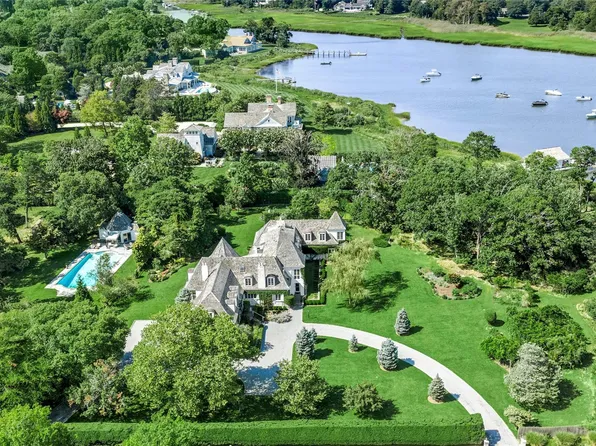 41 Niamogue Lane, Quogue, NY 11959