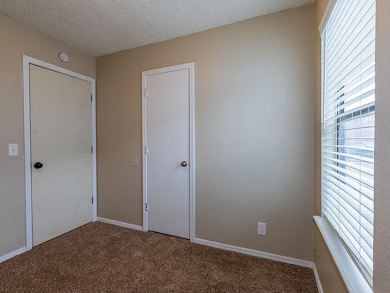 4902 S Gum Ave — Photo 32