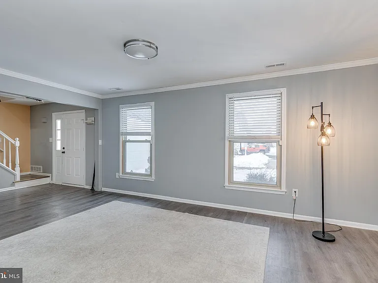 45 Stratford Ln — Photo 6