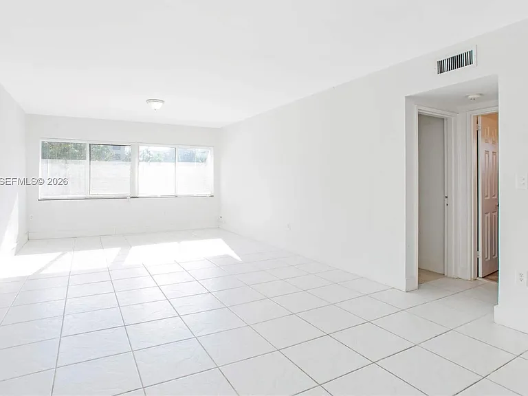 10001 W Bay Harbor Dr #208 — Photo 2