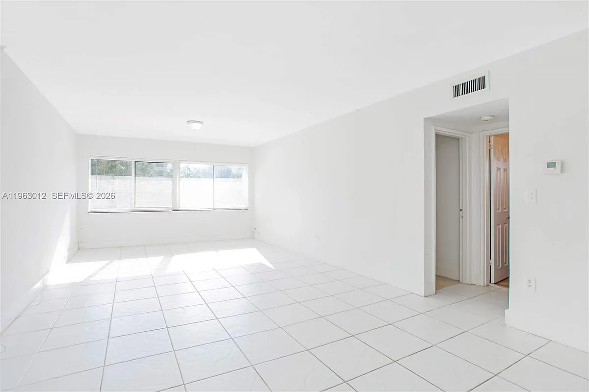 Building Photo - 10001 W Bay Harbor Dr #208