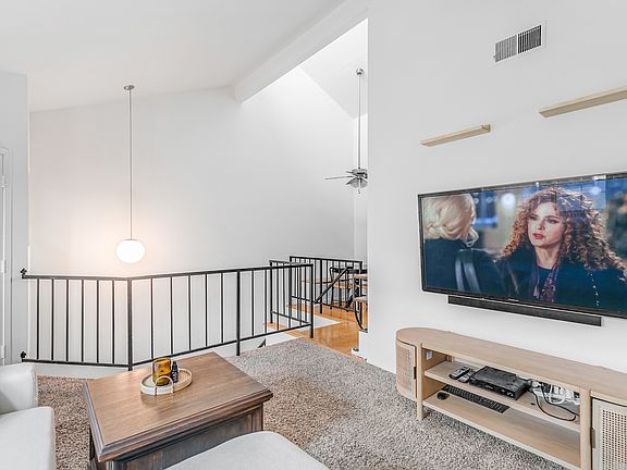 3rd image of 816 N Inglewood Ave APT 2