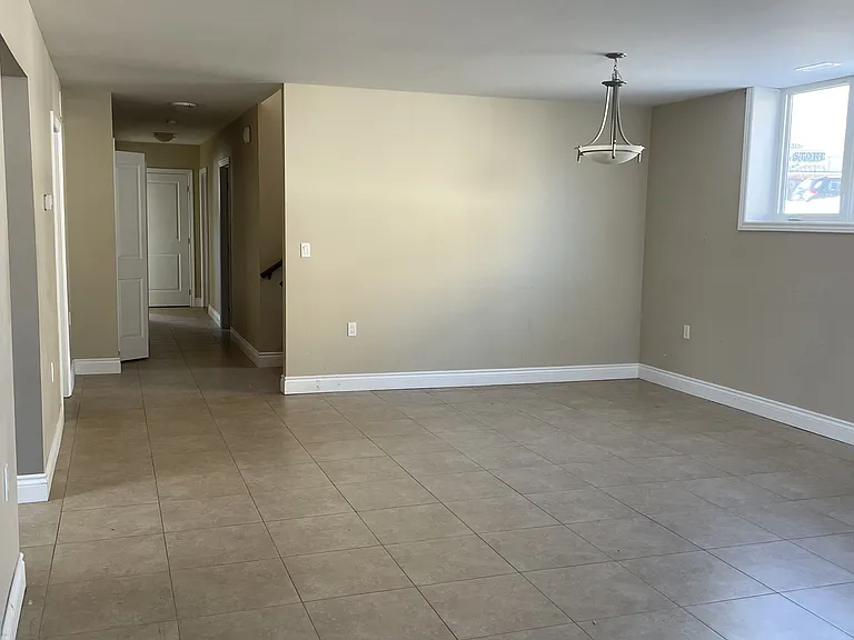 179B The Queensway S — Photo 10