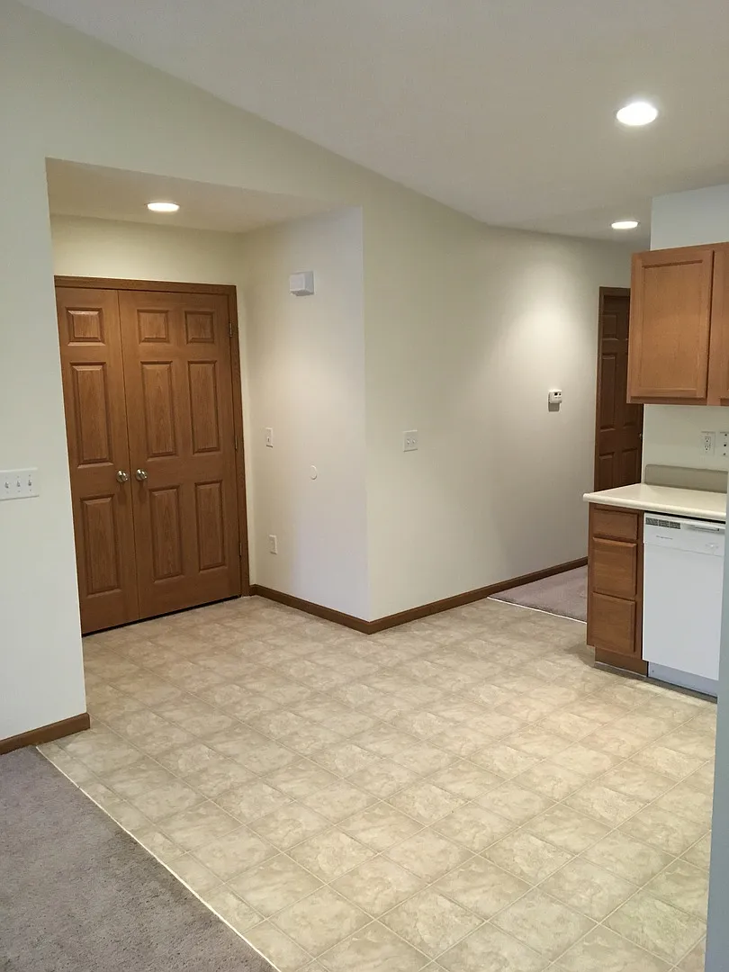 Laurel Creek Apts, 2230 Shamrock — Photo 3