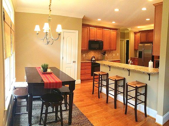 Breakfast Bar & Cozy Eat-In 